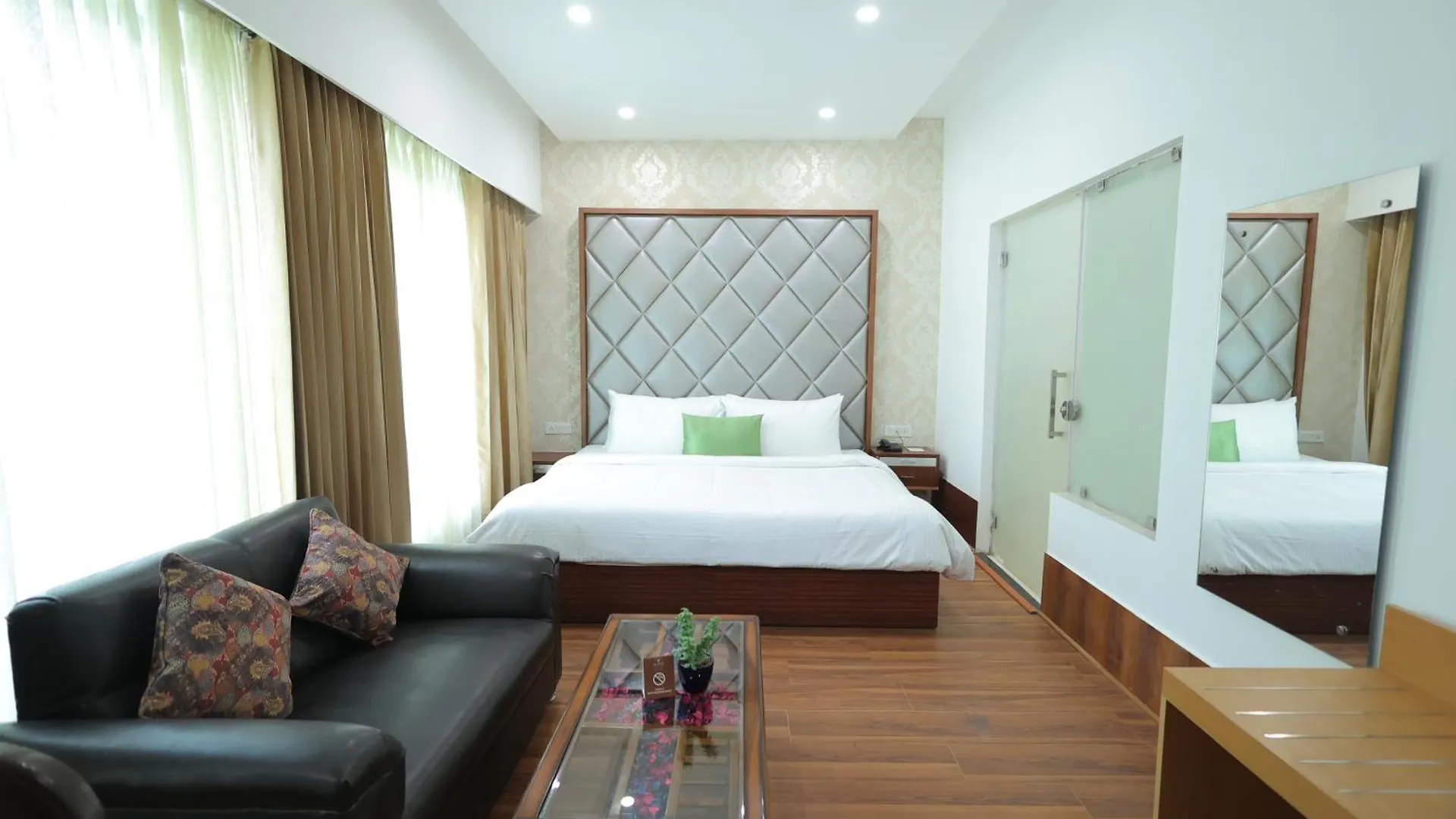 Aliste Millennium City Center Gurgaon Indien