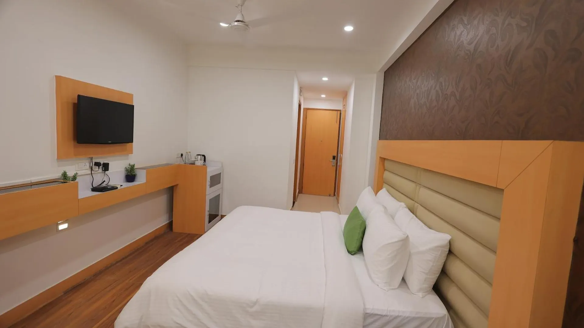 Aliste Millennium City Center Gurgaon 3*,