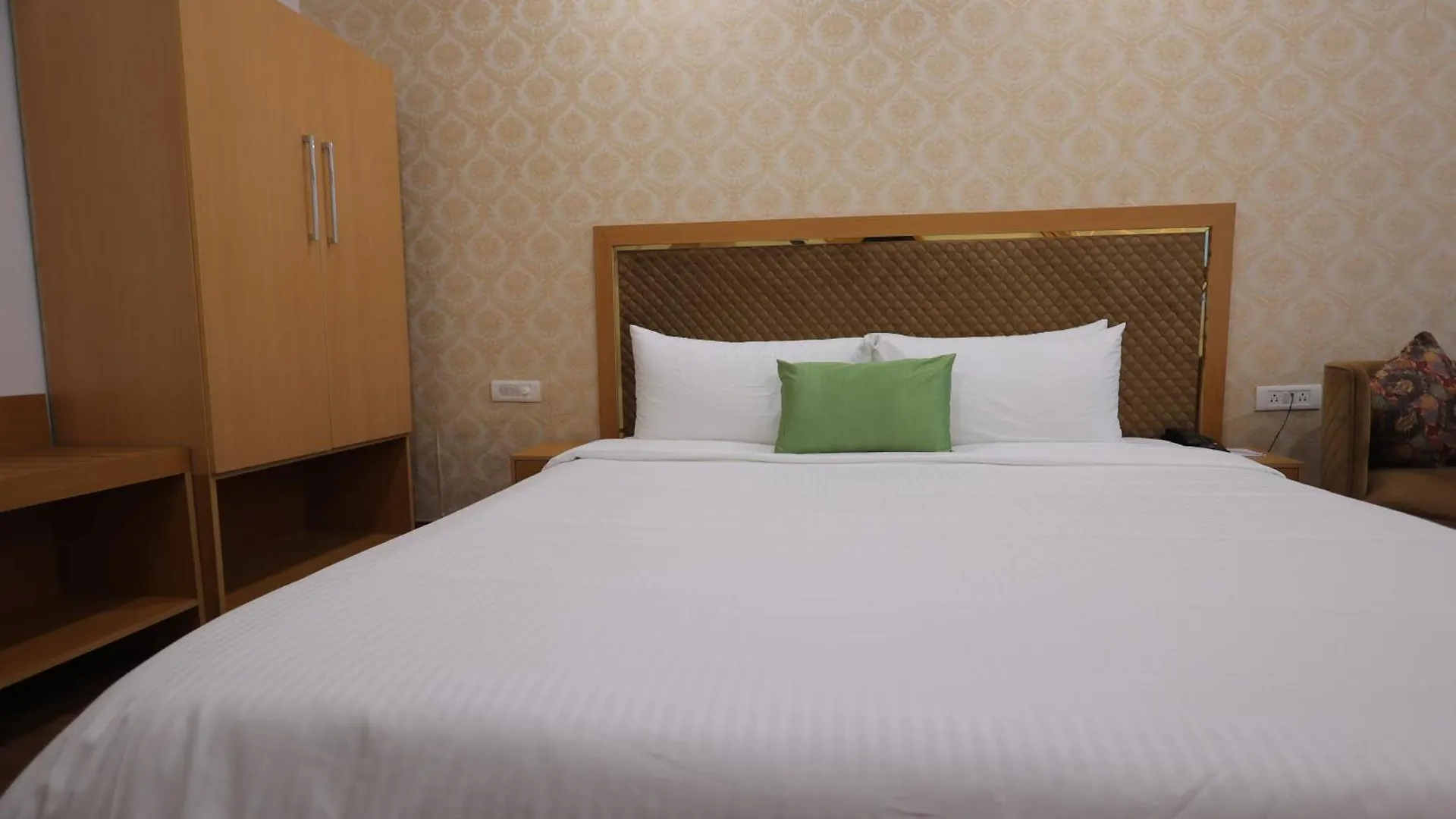 Aliste Millennium City Center Gurgaon 3*,  Indien