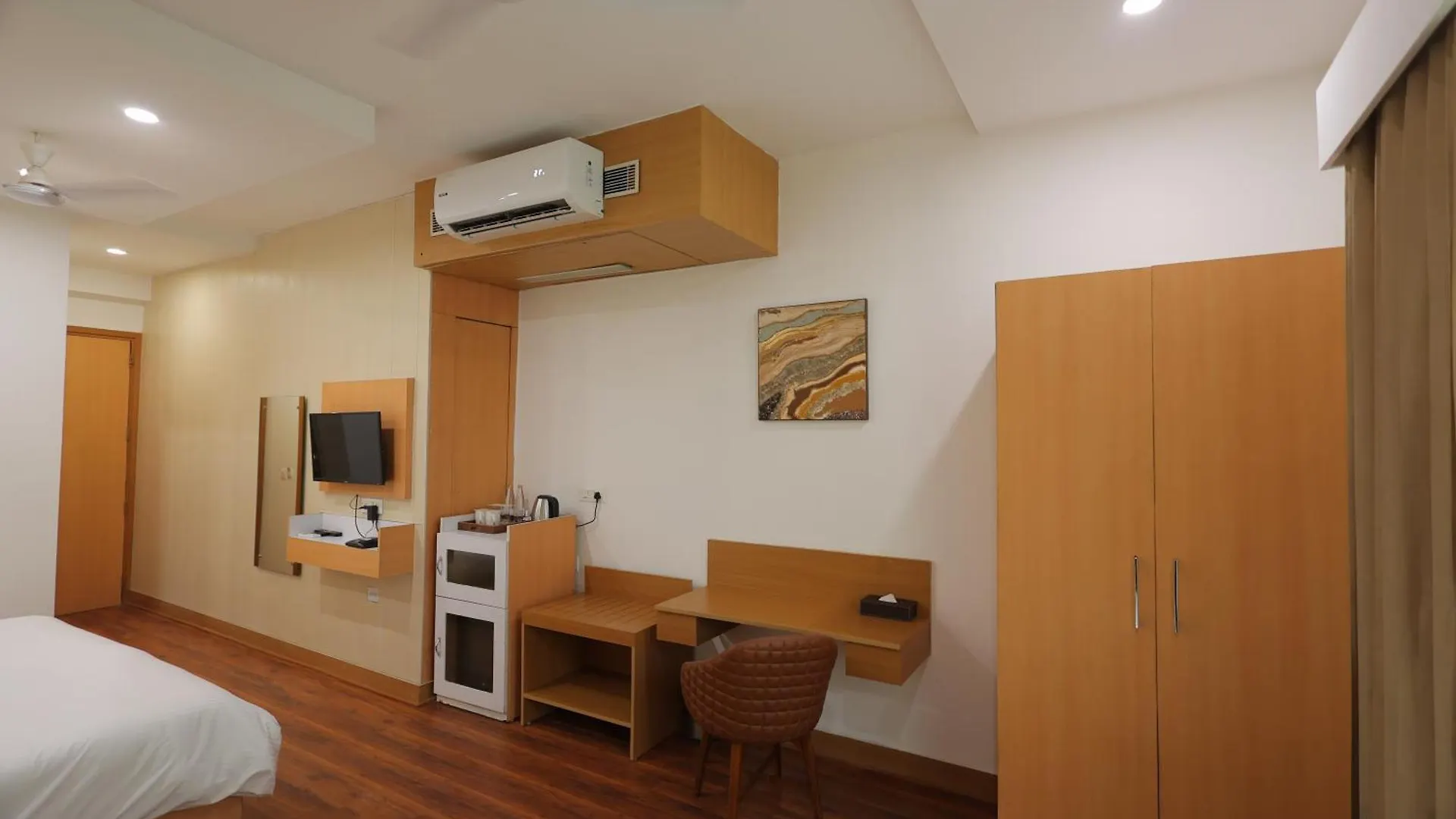 Aliste Millennium City Center Gurgaon Indien