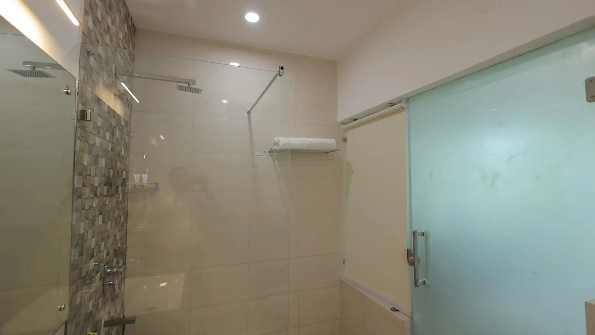 Aliste Millennium City Center Gurgaon 3*,