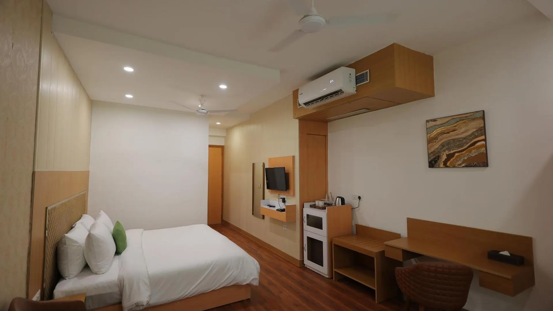 Hotel Aliste Millennium City Center Gurgaon