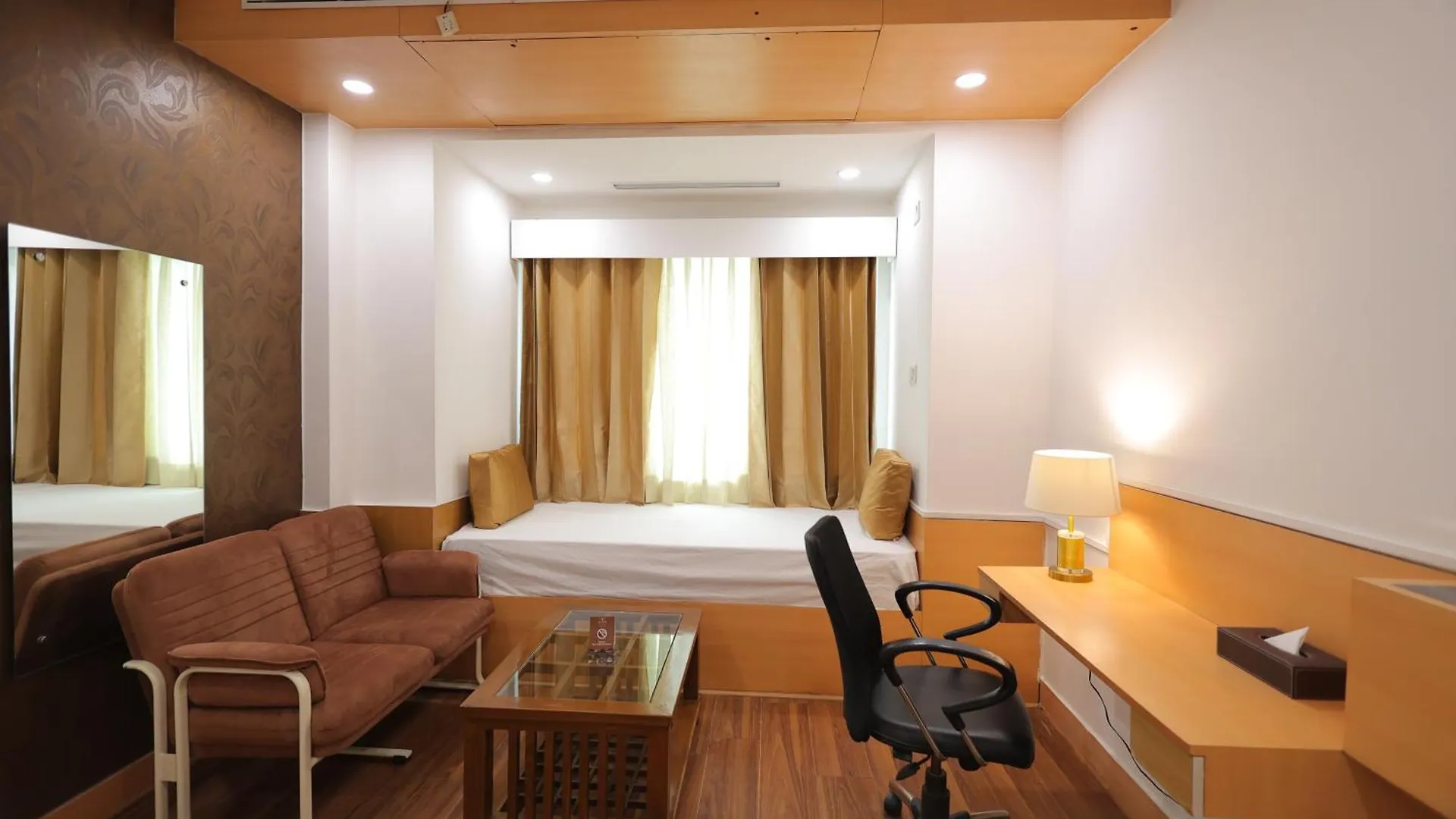 Aliste Millennium City Center Gurgaon 3*,