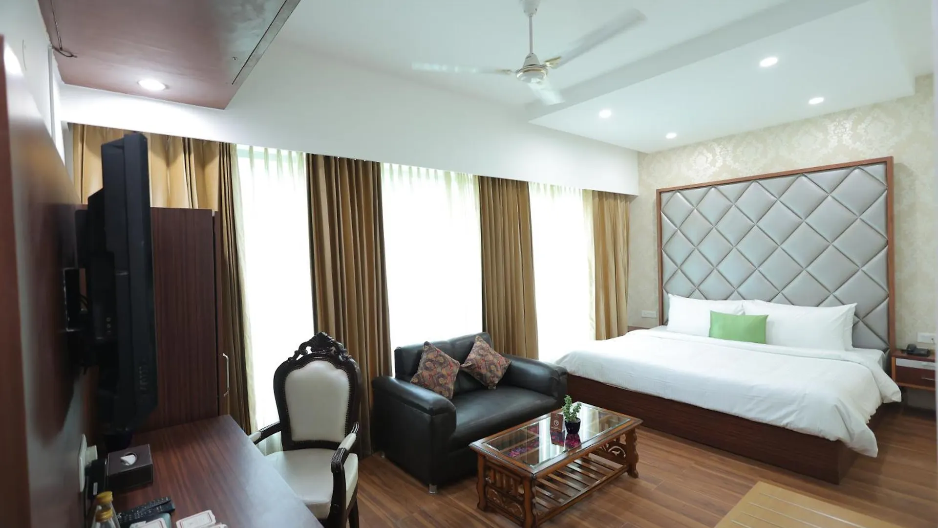 Aliste Millennium City Center Gurgaon Indien
